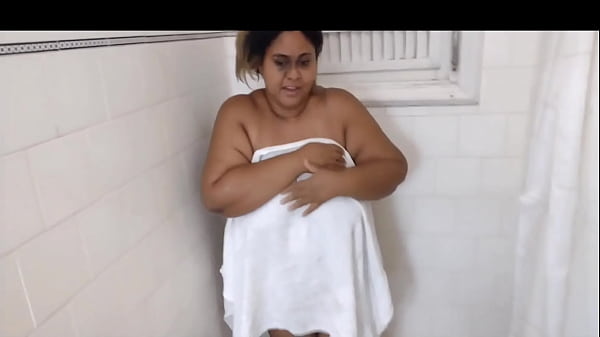 Image Minha madrasta estava no banho quando entrei no banheiro fiquei de pau duro e fudi sua grande buceta