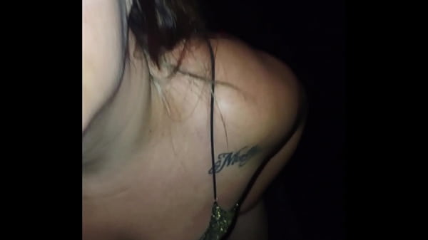 Image Esposa chupa o corno enquanto &eacute_ tocada por estranhos no Glory Hole
