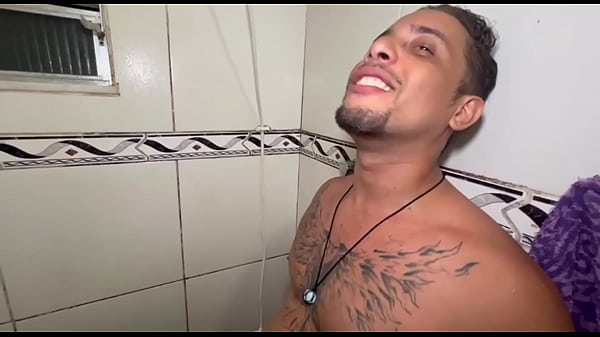 Image sexo no banheiro - transei com o vendedor de milho depois da praia ele gozou na minha boca!