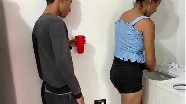 Image COLEGIALA CALIENTE LLAMA A SU COMPA&Ntilde_ERO DE CLASE PARA TENER SEXO CON EL MIENTRAS NO HAY NADIE