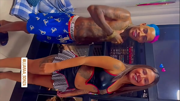 Image FODA BEM COMPLETA ANTES DE CURTIR O CARNAVAL NOS BLOQUINHOS ELA RESOLVE FAZER COMPLETO DEU A BUCETINHA E O CUZINHO DE PRESENTE 20 minutos