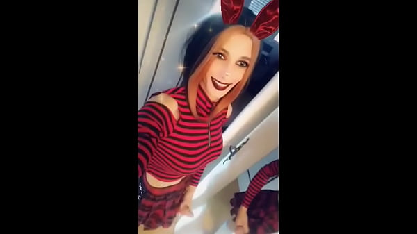 Image Trans Sophia Elter mange pleins d'amour sur son cookie de st valentin