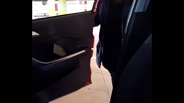 Image Porto Teresa al centro commerciale e mi fa un pompino nel parcheggio gli carico la bocca di latte mentre passano le macchine