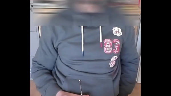 Image Je me branle et &eacute_jacule avec ma tige &agrave_ ur&egrave_tre dans la bite,