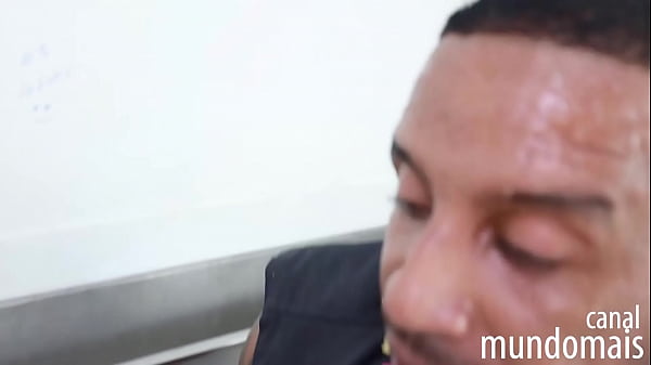 Image Putaria no banheiro entre tr&ecirc_s caras negros!