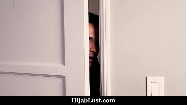 Image Hijab Girl Invites Her American Boyfriend to Have Some Sneaky Fun - Hijablust