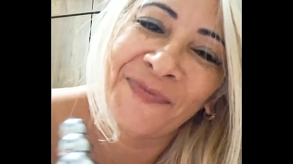 Image Chupando e enfiando consolo de bolinhas na buceta. Quem quiser fazer igual, ao vivo, &eacute_ s&oacute_ marcar um encontro