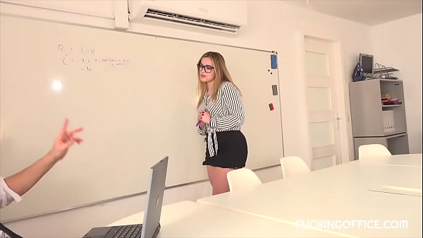 Image Hot blonde offers her pussy to get a raise