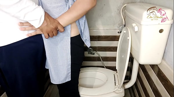 Image School girlfriend had sex in the toilet