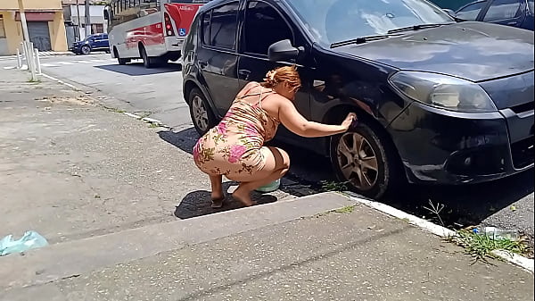 Image Limpando o carro na rua sem calcinha pra todo mundo ver