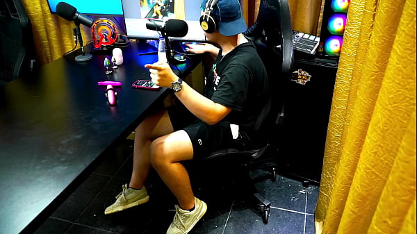 Image Andressa Sanchez sensualizou gostoso pro Ruan, ela meteu o rabo na c&acirc_mera e colocou o pau dele pra fora! - Podcast P&aacute_pum no Barraco - Completo no Sheer/RED