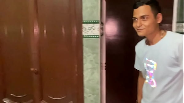 Image mientras mi hermanastra se ducha yo entro al ba&ntilde_o y me la follo bien rico