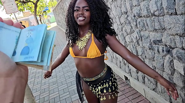 Image Novinha abandonada no bloco de carnaval pelo marido acabou fodendo no motel Caricia com dois machos