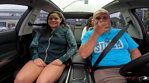 Image Chris Manauara entrou na carona na companhia de sua irm&atilde_o e tirou tudo no carro