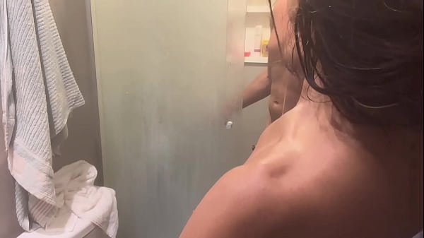 Image Sexo gostoso debaixo do chuveiro com uma diva linda