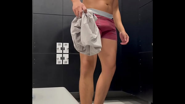 Image Despu&eacute_s de entrenar me gusta ense&ntilde_ar mi polla en las regaderas del gym