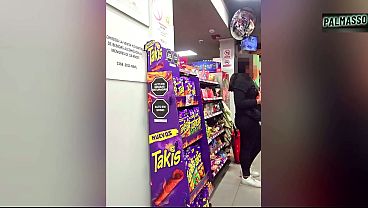 Image Estaba esperando a mi novio en la bodega y un desconocido me convenci&oacute_ para grabar un video. &mdash_&iexcl_Espero que mi novio no se entere de que tengo la corrida de otra persona en mi co&ntilde_o, pues el cond&oacute_n se rompi&oacute_!