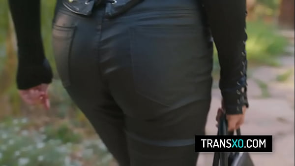 Image Seductive femdom tranny throats and fucks the pussy of her slave