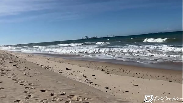 Image Gostosa safada encontrou f&atilde_ na praia e fez sexo ao ar livre sem camisinha, v&iacute_deo amador!