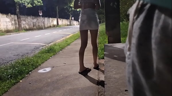 Image Punheta arriscada no ponto de &ocirc_nibus ao lado de uma desconhecida linda e ?