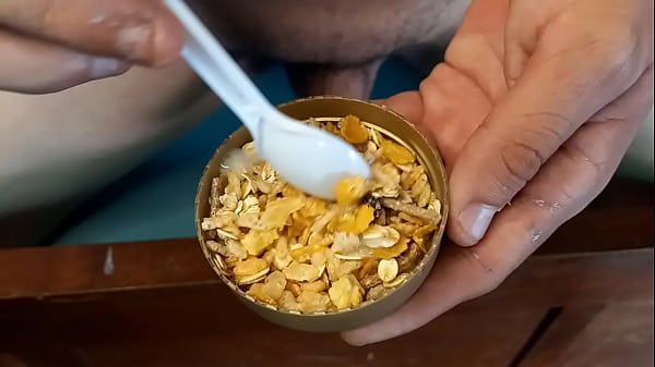 Image Cerral con mucha leche, cum on food