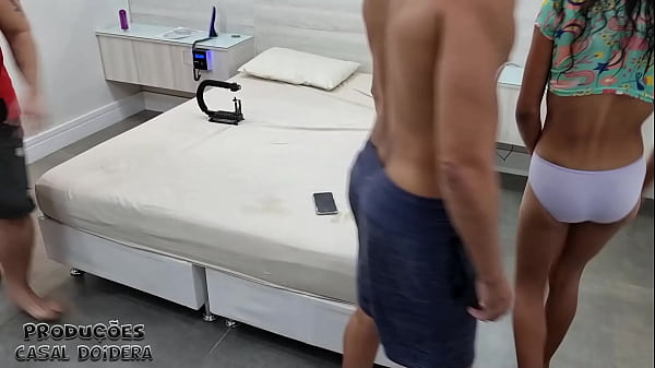 Image Bastidores da grava&ccedil_&atilde_o com a magrinha Ana Clara indo pra meterem 2 picas na bucetinha dela ao mesmo tempo