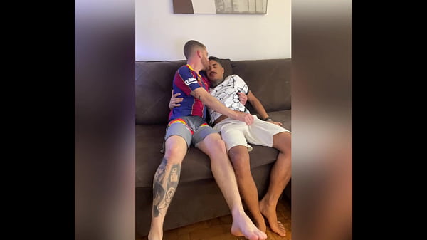 Image negro dotado comendo o branquinho em varias posi&ccedil_&otilde_es com direito a dildo e mijada