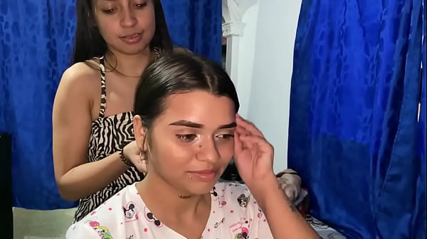Image mientras me arreglo las u&ntilde_as me follo con la estilista y le meto el consolador