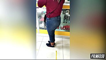 Image Mujer es abordada luego de hacer unas compras en la botica y un hombre desconocido le propone follar en el coche hasta sacarle la corrida con la boca.