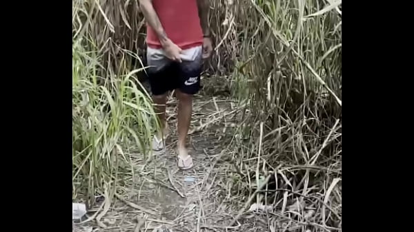 Image novinho dotado acha um neg&atilde_o na trilha e leva ele pra casa e arromba o cuzinho dele sem na