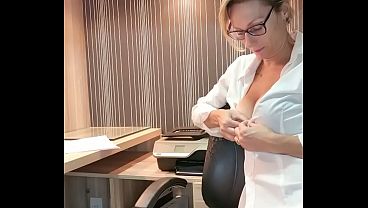 Image Aline fazendo uma punheta guiada e recebendo uma gozada nos peitos -