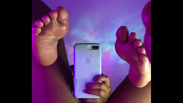 Image Lindos p&eacute_s fofos e masturba&ccedil_&atilde_o com vibrador na bucetinha preta