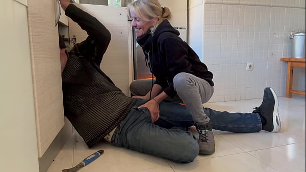 Image HOT WIFE BLOWJOB TO THE PLUMBER IN THE KITCHEN WITH CUM IN MOUNTH