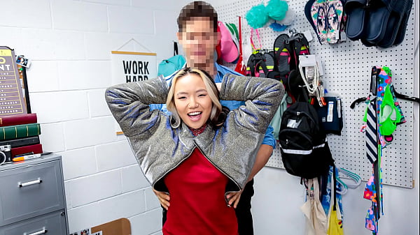Image Mall Officer Stops the Teen for Wearing a Jacket that Seems to Be Stolen - Lifterhub