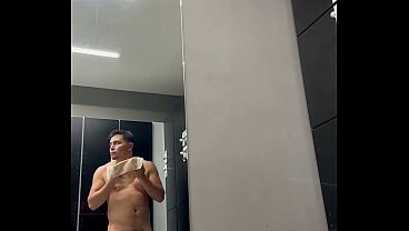 Image As&iacute_ me paseo por los vestidores del gym