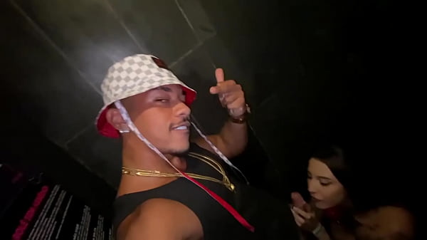 Image Vazou na net! Casada tattoada mamando no banheiro da balada