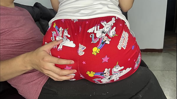 Image Hijastra Inocente Sentada en las Piernas de su Padrastro Para Comer Mientras el Pervertido Disfruta de su Culo