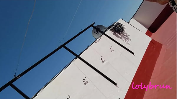 Image Encuentra a la vecina en la terraza y llena su cola.