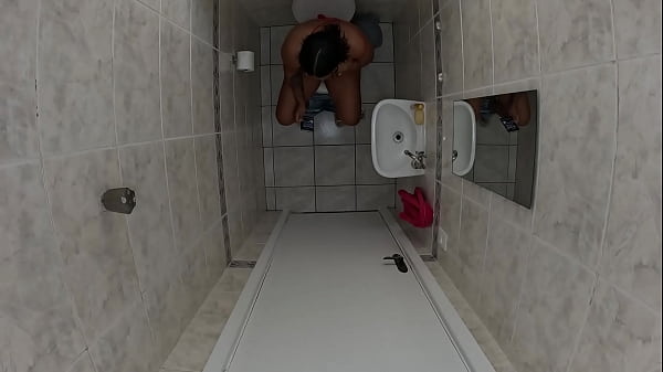 Image Foi no banheiro da amiga mijar acabou batendo uma esqueceu de trancar a porta amigo entrou e meteu a rola nela