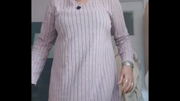 Image Oma neukt harige kut met komkommer