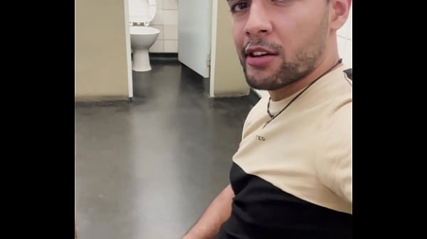 Image Mamando a rola do pedreiro da obra at&eacute_ o macho jorrar leitinho