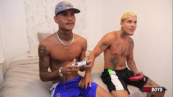 Image Mamando meu amigo depois de perder no videogame