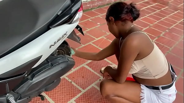 Image me exito al ver a mi vecina lavar su moto asi que la convido a follar y me corro dentro de su pussy