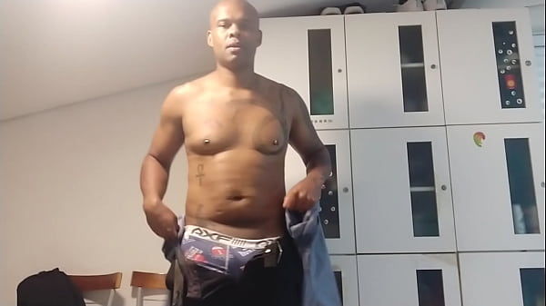 Image Me trocando no vesti&aacute_rio e passando um creme no corpo