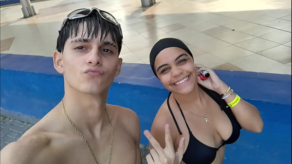 Image PAREJA DE HERMANASTROS SE GRABAN COMO FOLLAN PERO ANTES DE ESO VAN TOMARSE UNAS FOTOS EN LA PISCINA - PORNO CASERO EN ESPANOL