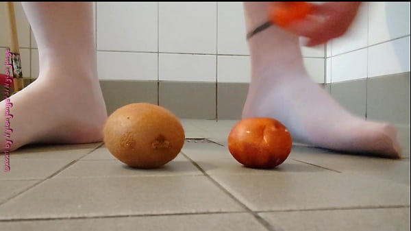 Image Fu&szlig_spiel in Strumpfhose mit Obst