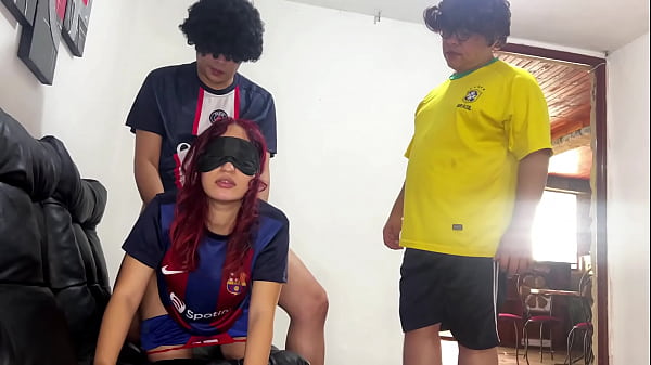 Image Novia es Enga&ntilde_ada con los Ojos Vendados por su Novio que Tiene que Pagar la Deuda del Partido de Futbol NTR