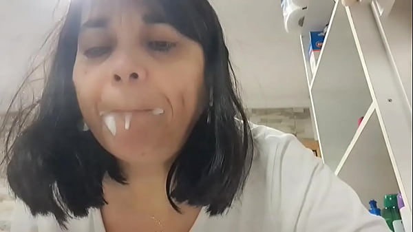 Image Mommy brushes un morning big tits