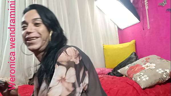 Image Linda boneca dotada sendo arrega&ccedil_ada por pica  grande e
