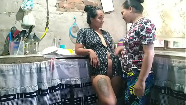 Image latina cachonda enga&ntilde_a a su esposo con su propia hermanastra, teniendo sexo en la cocina